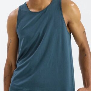 New with tags men’s tanks.